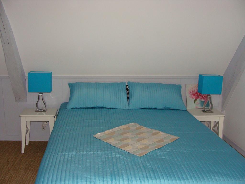 Le Vieux Castel Bed & Breakfast Goustranville Стая снимка